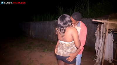 Uliczny romans i gorący seks z pulchną dziewczyną z klubu